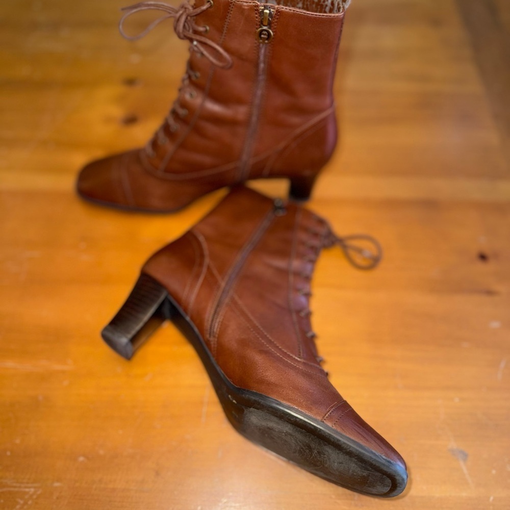 Etienne Aigner Brown Leather Tie Ankle Boots Womens 7.5 Victorian Cottagecore - Picture 3 of 9